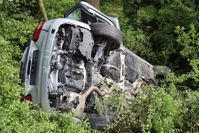 Teils landeten Fahrzeuge neben der Fahrbahn.