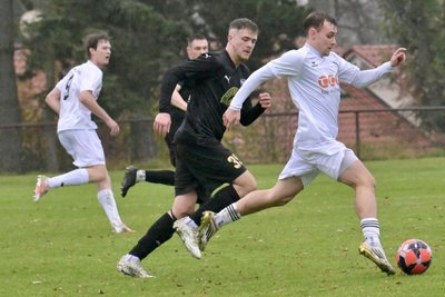 Pascal Hirschmann (am Ball) und die Landesklasse-Fußballer des ESV Lok Zwickau mussten bis zur Nachspielzeit um den Sieg gegen Irfersgrün zittern.