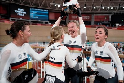 Deutschlands Lisa Brennauer, Franziska Brauße, Mieke Kröger und Lisa Klein (von links nach rechts) feiern in Tokio ihren Weltrekord und die Goldmedaille. 