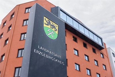 Während im Landratsamt am Mittwoch der Kreittag tagte, sich auch mit der Flüchtlingspolitik beschäftigte, protestierten über 100 Menschen gegen das neue Flüchtlingsheim.