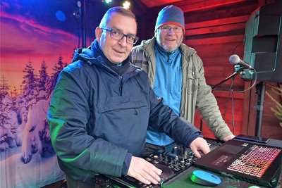 Jörg Klinger aus Lauter (li.) und Andre Hübner aus Geyer sind zusammen Projekt M und haben am Samstag als DJ’s für Stimmung gesorgt. Foto: Ralf Wendland