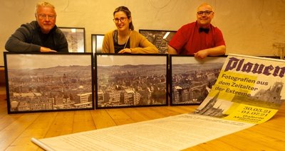 Historiker Gerd Naumann, Malzhaus-Galeristin Julia Blei und Sammler Lars Buchmann (von links) haben die neue Ausstellung zusammengestellt und aufgebaut. Ab Sonntag kann sie besucht werden. 