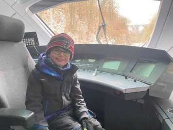 Der achtjährige Bilal durfte in den Führerstand steigen.