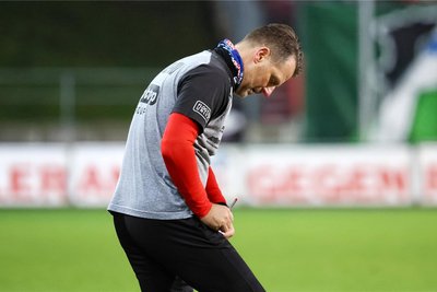 Noch nicht der Weihnachtswunschzettel, aber die Fehler vom BFC-Spiel hat sich Zwickaus Trainer Rico Schmitt sicher notiert.