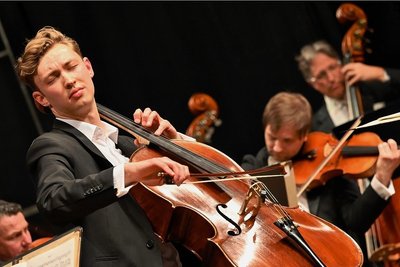 Sebastian Fritsch am Violoncello war Solist im jüngsten Sinfoniekonzert im Neuberinhaus Reichenbach. 