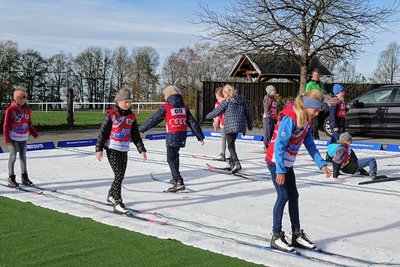 Viele Grünbacher standen am Dienstag erstmals auf Ski. 