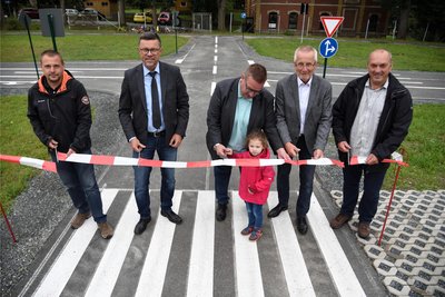 Kreisverkehrswacht-Vorsitzender Thomas Simmer (zweiter von rechts) und weitere Baubeteiligte haben am Donnerstag die Anlage freigegeben.