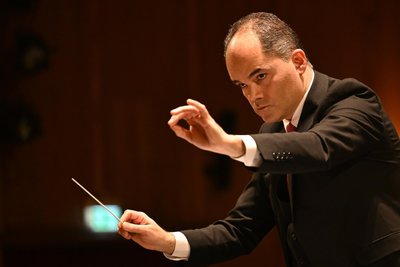 Bruno Borralhinho dirigierte das Konzert in Aue. Ab der kommenden Spielzeit ist er Chefdirigent der Erzgebirgischen Philharmonie.