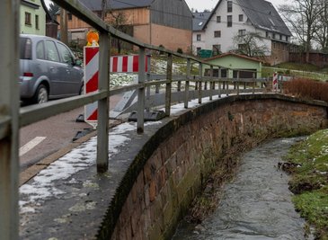 Diese Stützmauer an der Oberen Dorfstraße in Frankenau soll nun saniert werden. Das Projekt sollte eigentlich schon längst umgesetzt sein, doch dafür fehlte bislang die Förderung des Freistaats. 