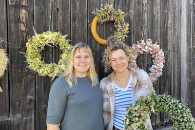 Anett Mauersberger-Illing und Sabrina Weigelt auf dem Königswalder Hof-Trödel.