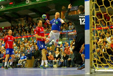 Bengt Bornhorn (Aue) überwindet Torhüter Dennis Doden (Wilhelmshaven).    Handball 2.Liga