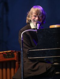Helge Schneider bei den Filmnächten in Chemnitz auf dem Theaterplatz am Sonntagabend. Schon die Ausgangssituation mit viel Regen und Kälte trug viel Absurdität in sich, was dem Künstler sichtlich gefiel. 