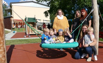 Über einen neuen Spielplatz freuen sich die Krippenkinder der Schönbrunner Kita "Zwergenland". 