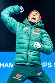 2019 zum Höhepunkt in Seefeld fast aus dem Nichts erneut Weltmeister. Bei der Siegerehrung entlud sich die Erleichterung in einem Freudenschrei.