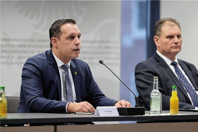 Landrat Rico Anton, hier bei einer Pressekonferenz, setzt sich dafür ein, dass Flüchtlinge nicht in Turnhallen untergebracht werden. Er sieht sich den Erzgebirgern verpflichtet.