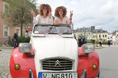 Für einen Hingucker haben Romy Wagelöhner (li.) und Jacqueline Gehbauer gesorgt.