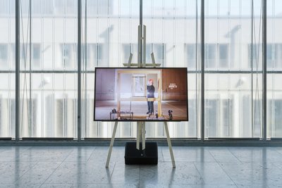 Das Video "Broken Windows" ("Zerbrochene Fenster") von Hito Steyerl zeigt, wie in einer britischen Firma Glasscheiben zerschlagen werden, um mit dem Geräusch Künstliche Intelligenz zu füttern. Die soll, eingebaut in Sicherheitstechnik, von Einbrechern zerschlagenes Glas schnell erkennen. Nur: Hilft technische Aufrüstung der Menschheit wirklich weiter? Der Bildschirm ist vor einer Glasfront des Museums der bildenden Künste in Leipzig aufgebaut. 