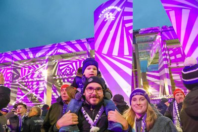 Zum letzten Heimspiel des Jahres und extra für die Mettenschicht leuchtete das Erzgebirgsstadion hinter der Westtribüne in den Vereinsfarben. Für den kleinen Elias war es das erste Fußballspiel des FCE. Er durfte Papa Thomas Barth und Mama Helen Haunschild begleiten. Ein unvergessliches Erlebnis.