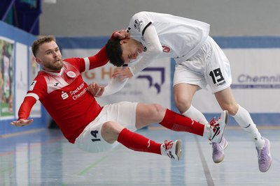 Andrii Remenets (links) – hier im Viertelfinale gegen Bielefeld – kämpft mit HOT 05 Futsal ab Samstag um den Einzug ins Finale um die Deutsche Meisterschaft.