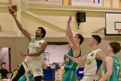 Jevon Perschnik (am Ball) ist in Sachen Engagement beim BC Zwickau ganz vorn mit dabei.