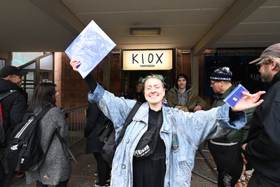 Evelin Gillespie war die erste Käuferin, die sich kurz nach 10 Uhr über die Platte und Kassette freuen konnte.