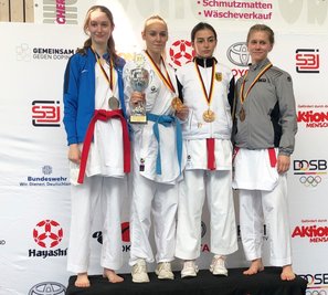 Barfuß aufs Treppchen: Selina Fabian (r.) vom Karate-Do Rochlitz gewann bei der Deutschen Junioren-Meisterschaft in Ludwigsburg Bronze. Besonders der Kampf um Platz 3 war dabei nervenaufreibend. 