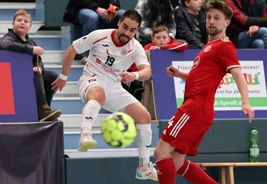 Kennedy Ribeiro (links) erzielte in der Punktspielrunde in Hohenstein-Ernstthal gegen Düsseldorf drei Treffer. Am Samstag wird er sich im Play-off-Viertelfinale nicht in die Torschützenliste eintragen können. 
