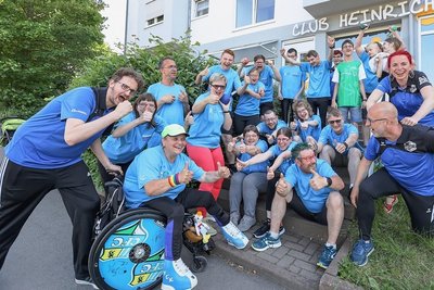 Alfred Staindl (r.), Mandy Meinert (dahinter) und Lukas Scholz (links) betreuen die Leichtathleten der Stadtmission, die an den Special Olympics teilnehmen. Michaela Sandeck (2. v. l.) gehört zu den aussichtsreichsten Startern. 