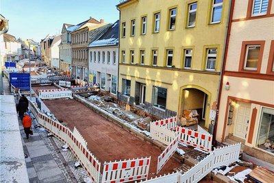 Blick auf die Rochlitzer Straße in Mittweida. Die Einkaufsmeile ist immer noch eine Baustelle, zum Nachtshopping sind aber alle Geschäfte erreichbar. 