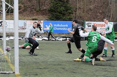 Murad Alijew (Mitte) drückt den Ball über die Linie. Mit seinen beiden Toren hatte er am Sonntag großen Anteil am klaren Oberfrohnaer Auswärtssieg beim SV Mülsen St. Niclas. 