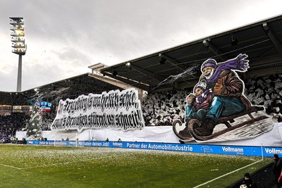 Die diesjährige Weihnachts-Choreografie der Auer Fanszene. Ein rodelnder Opa mit seinem Enkel. Nur der Schnee war nicht echt.