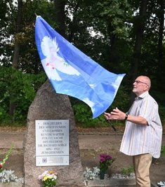 Heinz Krummey erinnert in seiner Ansprache an die Atombombenabwürfe 1945. 