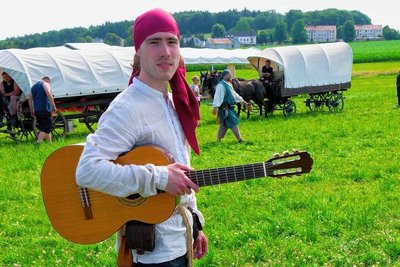 David Ehnert ist seit 2006 beim Besiedlungszug dabei. Der 25-Jährige spielt abends auf der Gitarre am Lagerfeuer.