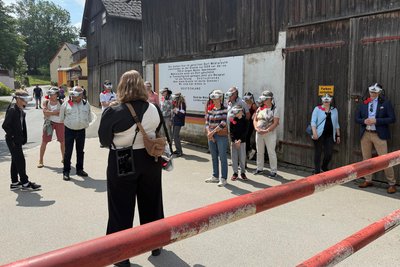 Die ersten Besucher bei einer der acht Stationen der neuen circa 90-minütigen Führung durch das Deutsch-Deutsche Museum in Mödlareuth mit einer VR-Brille.