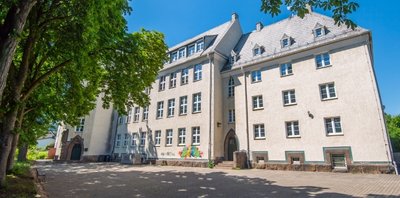 Plötzlich wieder interessant: das ehemalige Gymnasium, in dem seit zwei Jahren die Montessori-Schule untergebracht ist. Erst hatte sich die Stadt gegen den Kauf entschieden. Jetzt hat sie ein neues Angebot abgegeben.