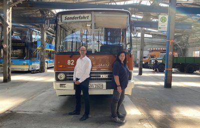 In der Bushalle neben dem Straßenbahnmuseum steigt am Wochenende das 6. Raw-Festival im Rahmen der Tage der Industriekultur. Sören Uhle, Chemnitzer Wirtschaftsförderung, und Museumsleiterin Claudia Großkopp (Foto) haben das Kulturhauptstadtjahr 2025 dabei fest im Blick. 