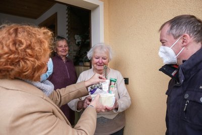 Gemeinderäte auf Geschenketour: Claudia Elsner und Dirk Kärgling überreichen Hanna Donat ein Geschenkkörbchen. 