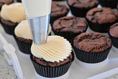 Ungefähr 85 Gramm wiegt einer der Schokoladenmuffins mit Eierlikörcreme. Die Rosetten spritzt Erik Sachsenweger am liebsten auf, darauf kommen dann noch der Eierlikör und Perlen. 