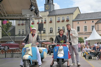 Bei der Erzgebirgs-Classics dabei waren auch Gunter und Heidi Weißbach mit ihren Berliner Rollern – rechts Moderator Silvio Zschage.