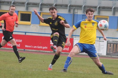 Der Rabensteiner Paul Schaltonat (schwarzes Trikot) zieht hier vor Reichenbachs Ramon Seidel zur 1:0-Führung ab.
