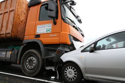 Bei einem Unfall auf der S 205 bei Bräunsdorf (Landkreis Mittelsachsen) ist am Mittwoch eine Opel-Fahrerin schwer verletzt worden. 