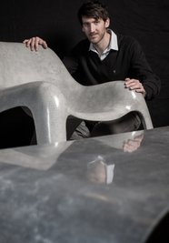 Lars Schmieder und sein Beton-Sessel. 