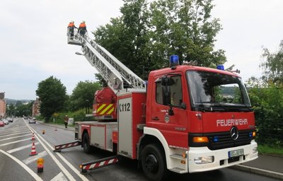 Feuerwehreinsatz am Zoo der Minis: In dem Tierpark waren mehrere Bäume entwurzelt worden. Weil im Bereich der Bundesstraße ein Ast auf das Zoogelände zu stürzen drohte, kam das Drehleiter-Fahrzeug zum Einsatz.