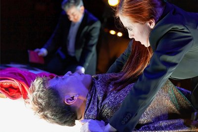 Beim Versuch, mehr Ausdruck in den Bühnentod des Sängers (Noah Xuhui Du) zu bringen, tut die Opernregisseurin (Małgorzata Pawłowska) des Guten zu viel. 