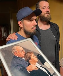 Paul Ulbricht und Martin Berke (von links) stellten ein altes Foto von Helmut Kohl und Angela Merkel nach.