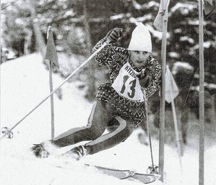 Diese Aufnahme zeigt Eberhard Riedel 1963 während des Slaloms in Kitzbühel in Österreich. 