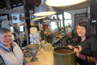Stammkundin Martina Forbrig schaut wieder mal rein – diesmal musste es dieser Blumentopf sein.