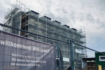Bis 2025 fertig? Hat nicht geklappt. Das Transparent hängt immer noch an der Baustelle des Freiberger Bahnhofsgebäudes.