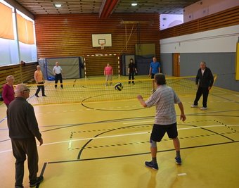 Eine Herzsportgruppe trifft sich montags in der Sporthalle an der Rathausstraße. Der Fußboden ist kaputt und soll repariert werden. 