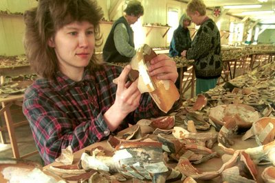 Die frühere Rodewischer Museumsleiterin Martina Bundszus im Weisbachschen Haus Plauen: Dort wurden die Rodewischer Scherben geordnet und katalogisiert, ehe sie 2010 nach Dresden abtransportiert wurden.